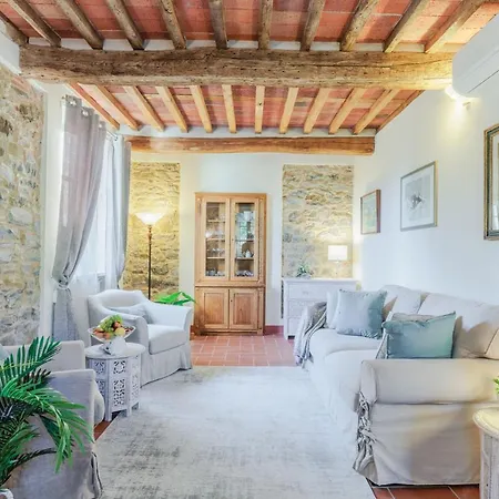 Dondolino, A Stylish Villa Lucca