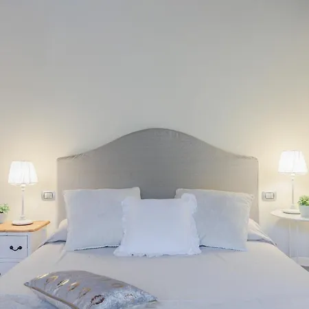 Dondolino, A Stylish Villa Lucca